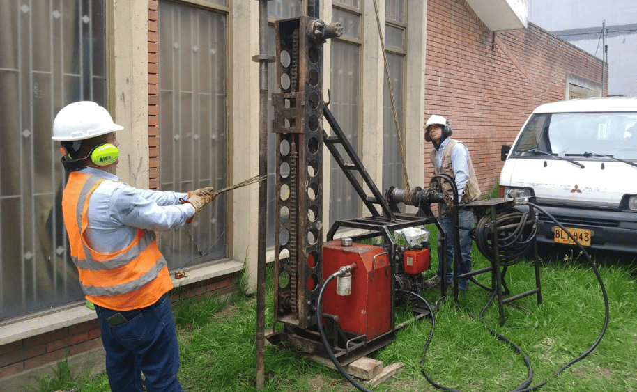 Operarios realizando una perforación de exploración del subsuelo con equipo mecánico