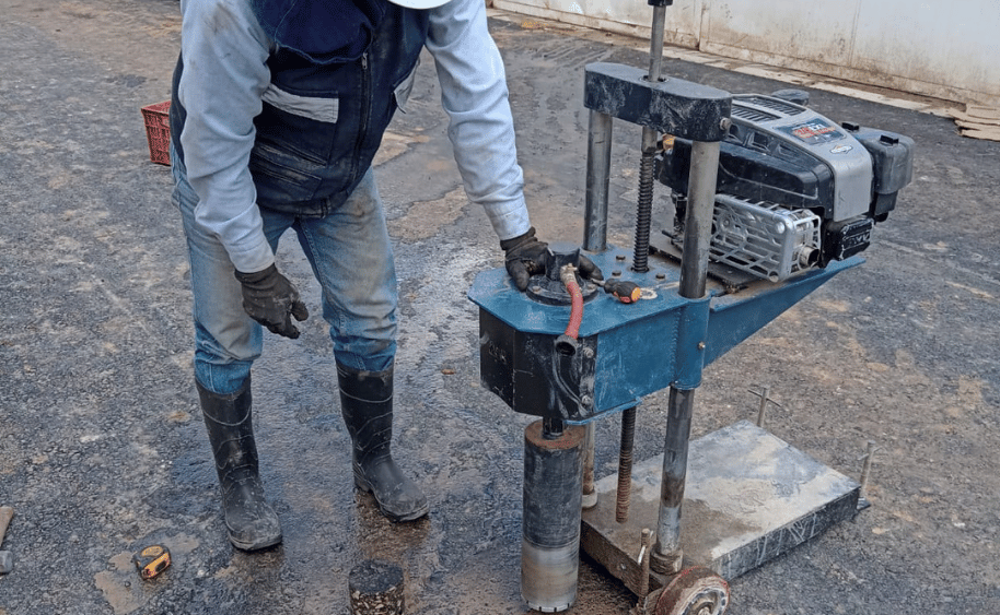 Extracción de un núcleo de concreto en pavimento con máquina sacanúcleos
